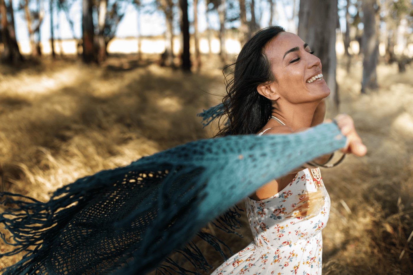 Mulher sorrindo em liberdade ao ar livre